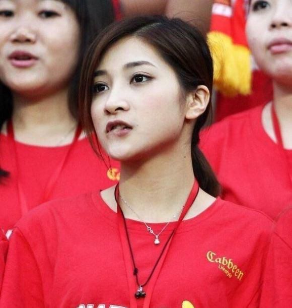 女王用臭脚折磨脚奴