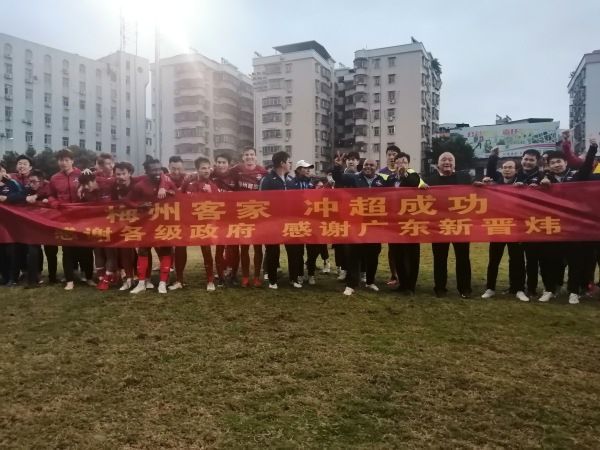 纳西达坐着旅行者的萝卜